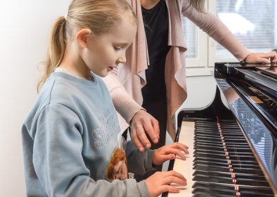 Musiikkikoulu PiaCellon pianonsoiton opettaja opettaa oppilasta Jyväskylässä.