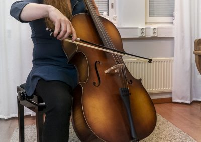 Musiikkikoulu PiaCello sellisti soittotunnilla, Jyväskylässä.