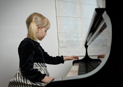 Musiikkikoulu PiaCello Vaajakoski pianonsoittaja.